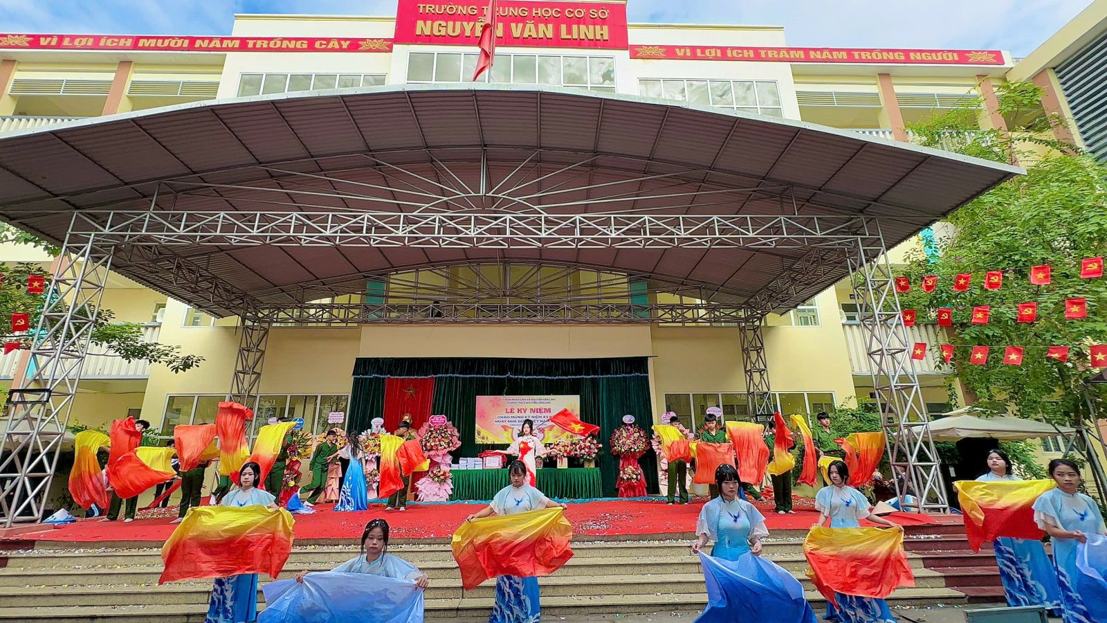 Khen thưởng phong trào “Hoa điểm tốt” và tổng kết hội thi văn nghệ chào mừng 20/11/2025