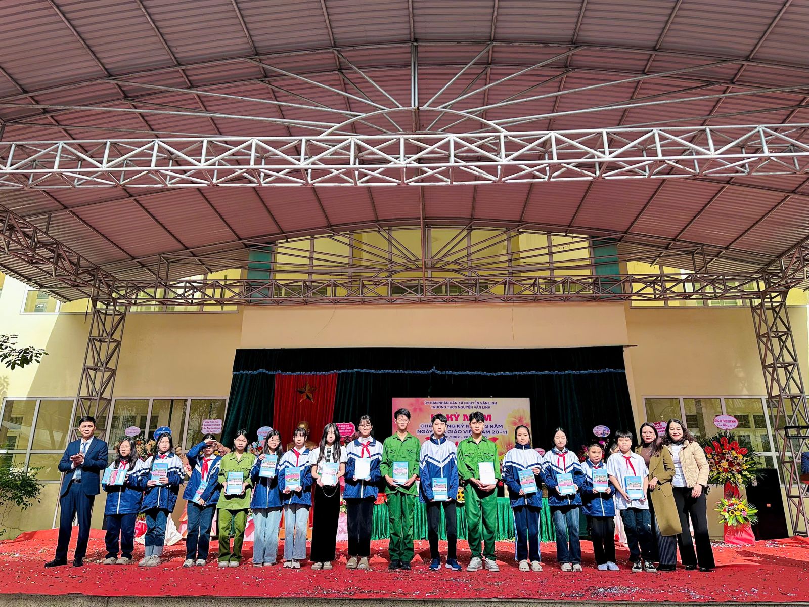 Khen thưởng phong trào “Hoa điểm tốt” và tổng kết hội thi văn nghệ chào mừng 20/11/2025