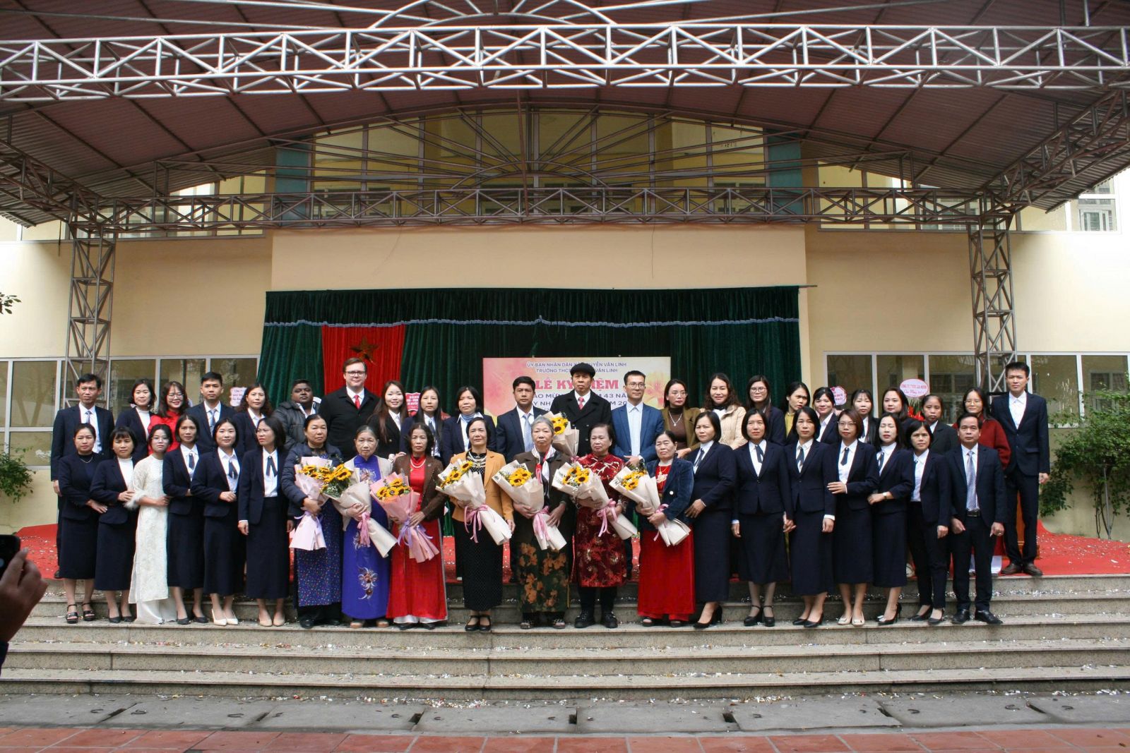 Khen thưởng phong trào “Hoa điểm tốt” và tổng kết hội thi văn nghệ chào mừng 20/11/2025