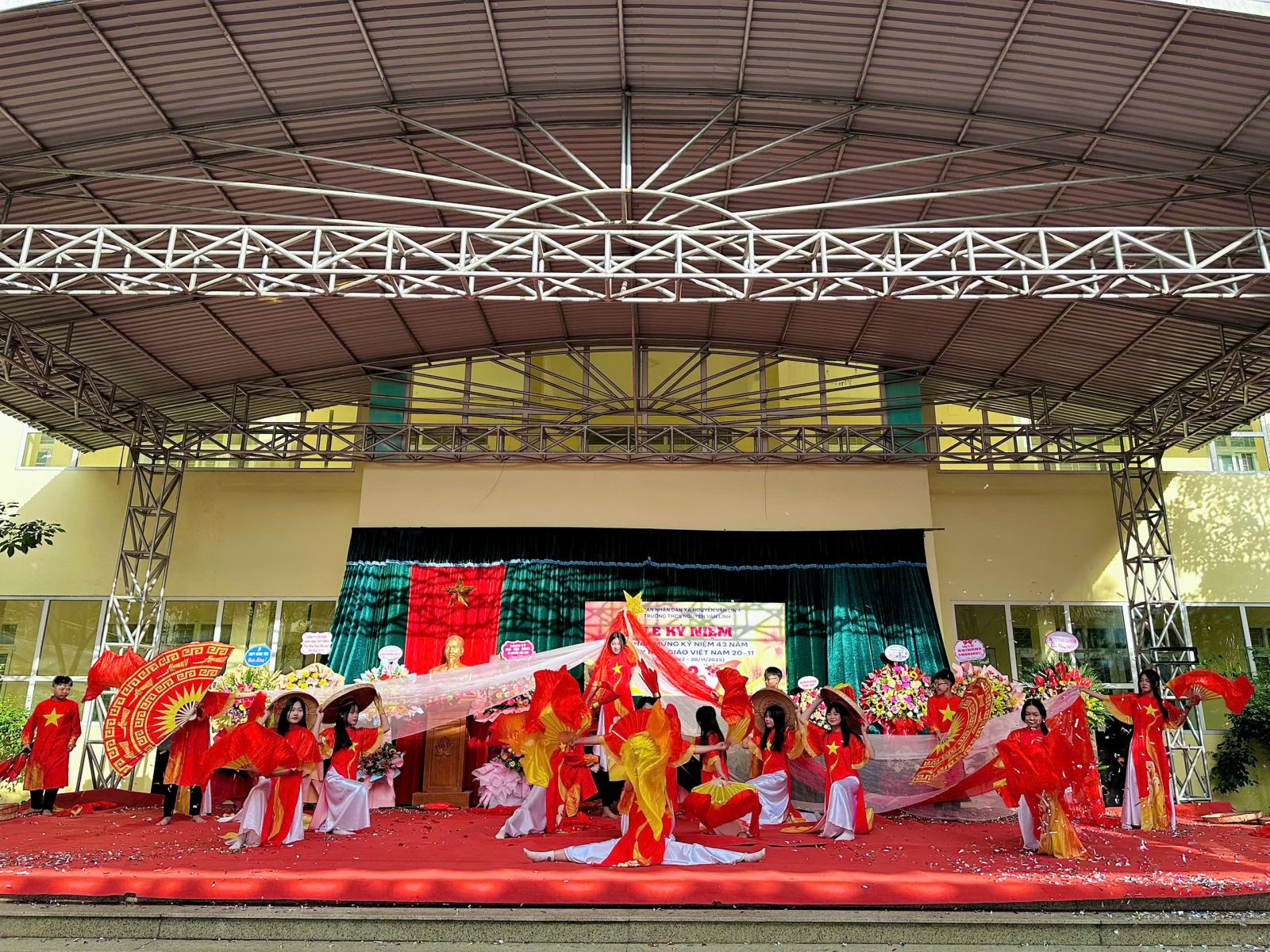 Khen thưởng phong trào “Hoa điểm tốt” và tổng kết hội thi văn nghệ chào mừng 20/11/2025