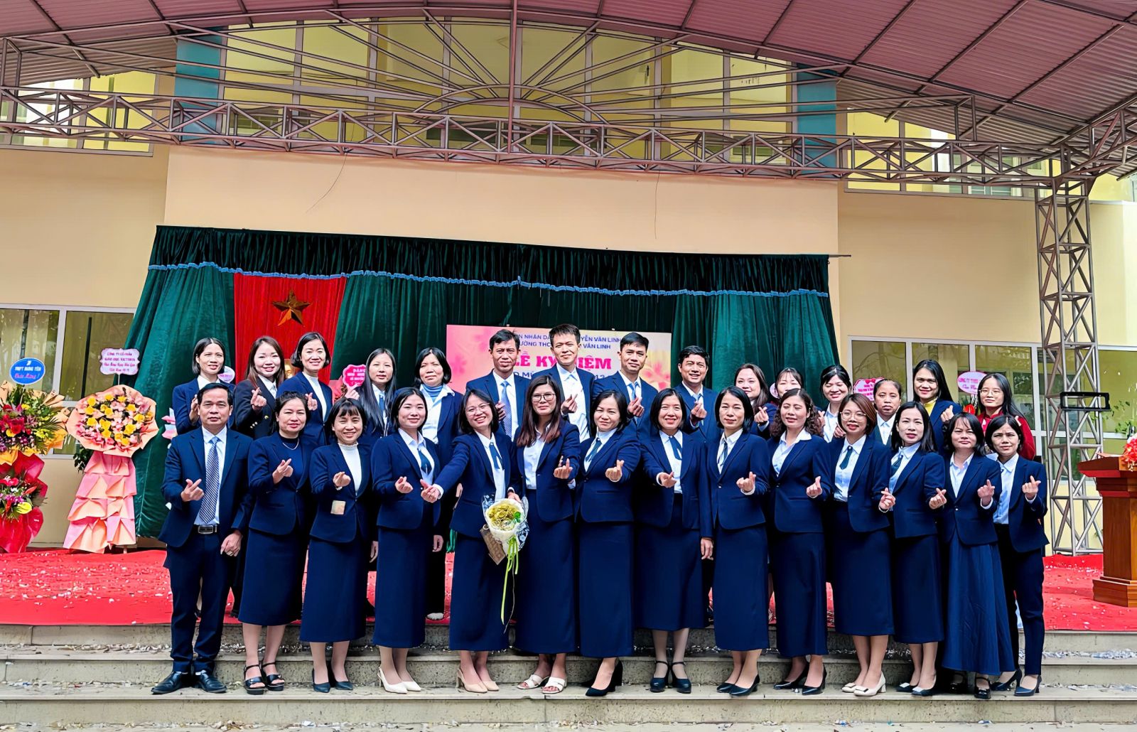 Khen thưởng phong trào “Hoa điểm tốt” và tổng kết hội thi văn nghệ chào mừng 20/11/2025