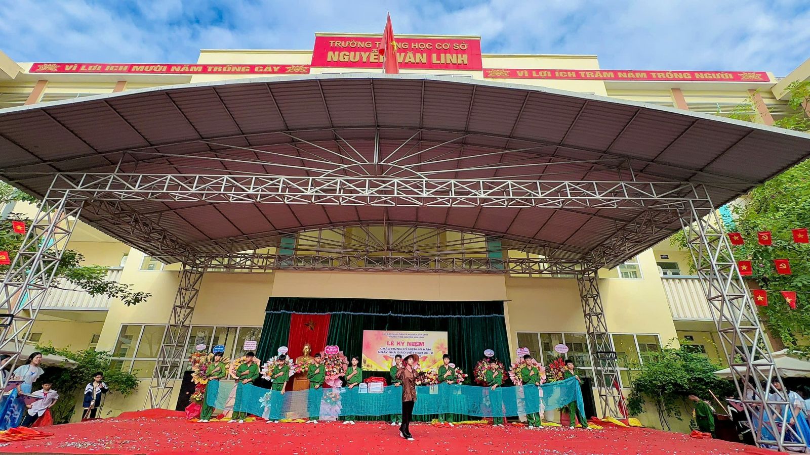 Khen thưởng phong trào “Hoa điểm tốt” và tổng kết hội thi văn nghệ chào mừng 20/11/2025