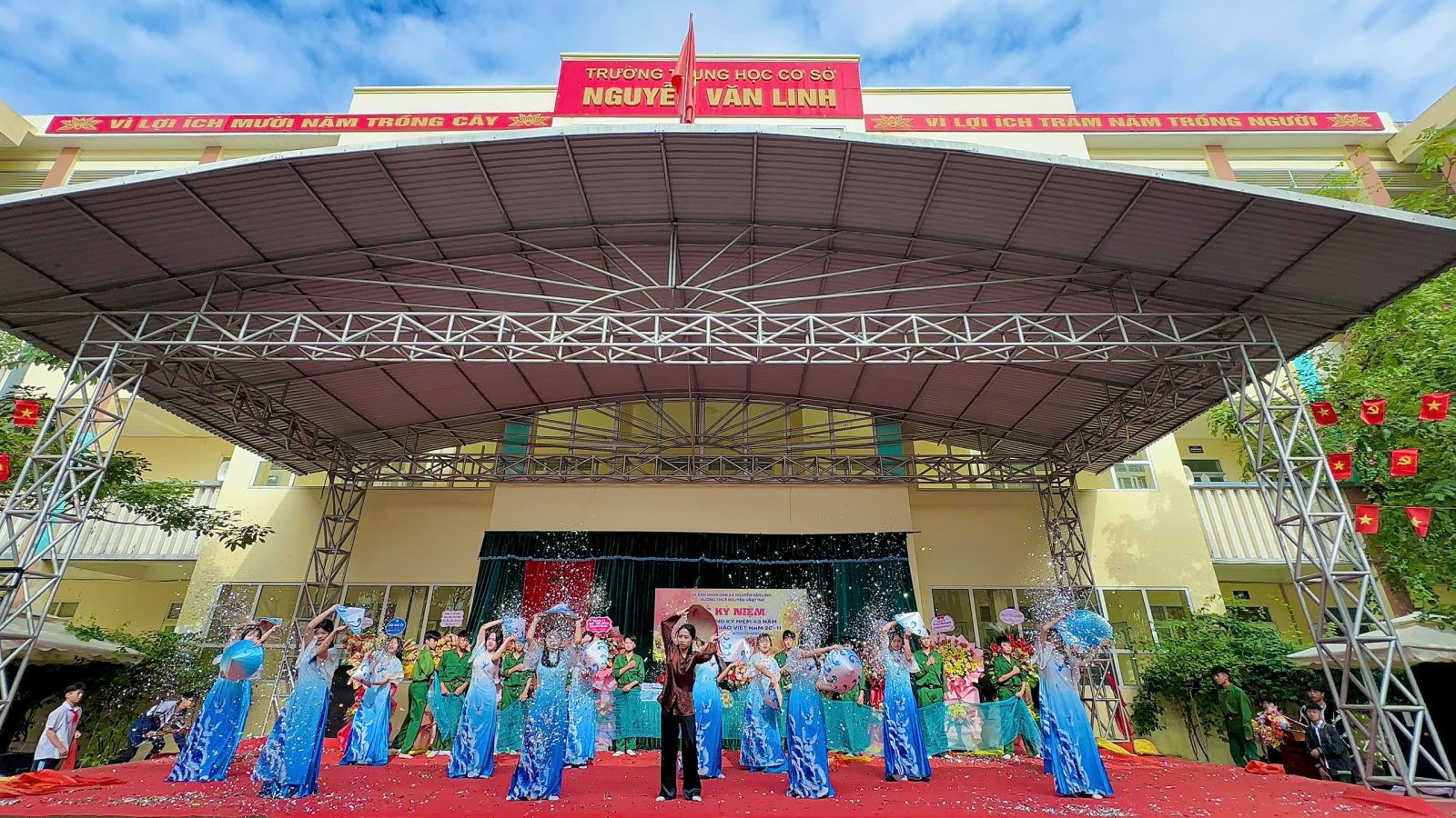 Khen thưởng phong trào “Hoa điểm tốt” và tổng kết hội thi văn nghệ chào mừng 20/11/2025