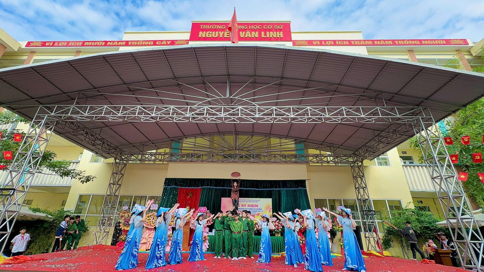 Khen thưởng phong trào “Hoa điểm tốt” và tổng kết hội thi văn nghệ chào mừng 20/11/2025