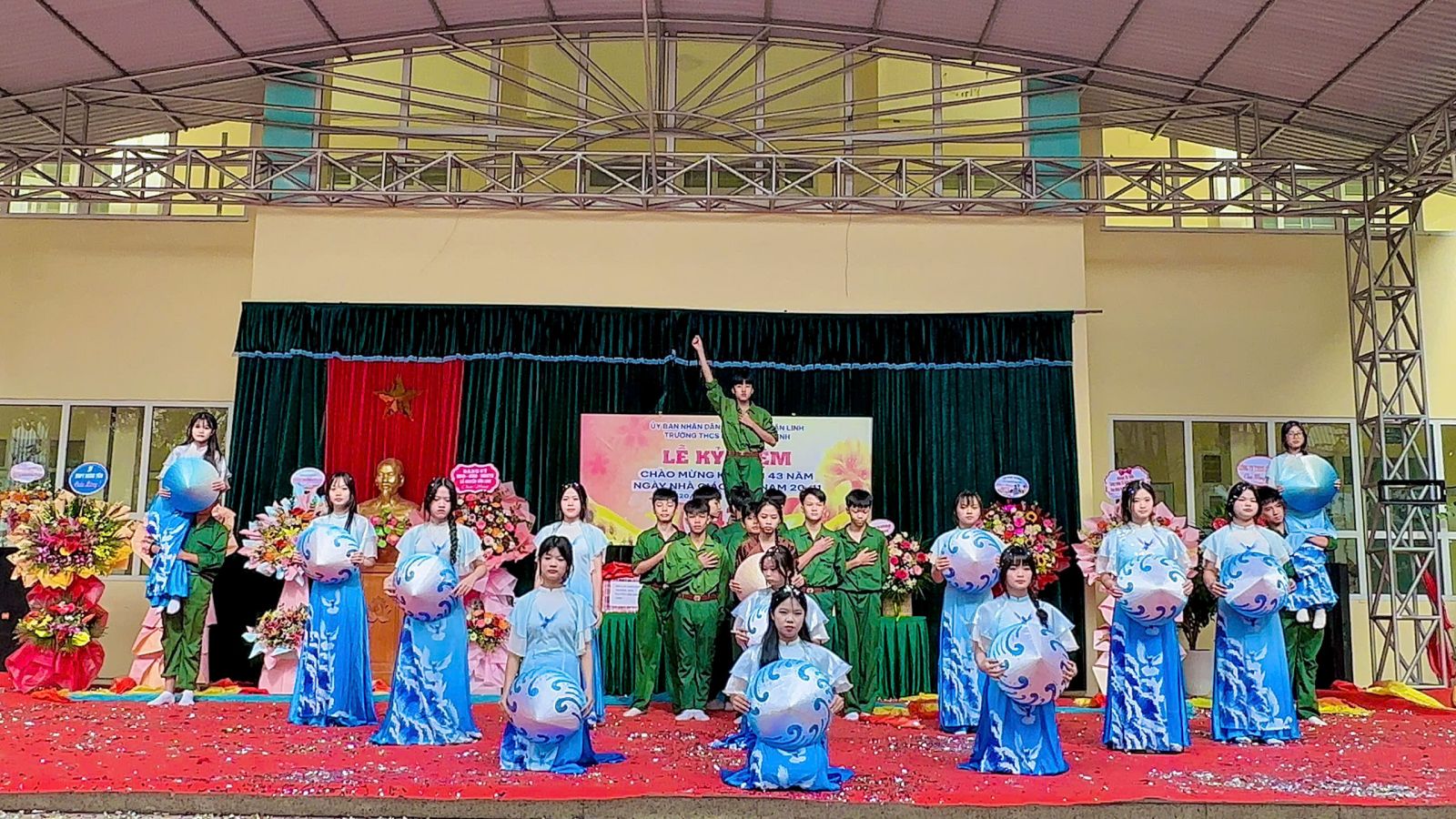 Khen thưởng phong trào “Hoa điểm tốt” và tổng kết hội thi văn nghệ chào mừng 20/11/2025