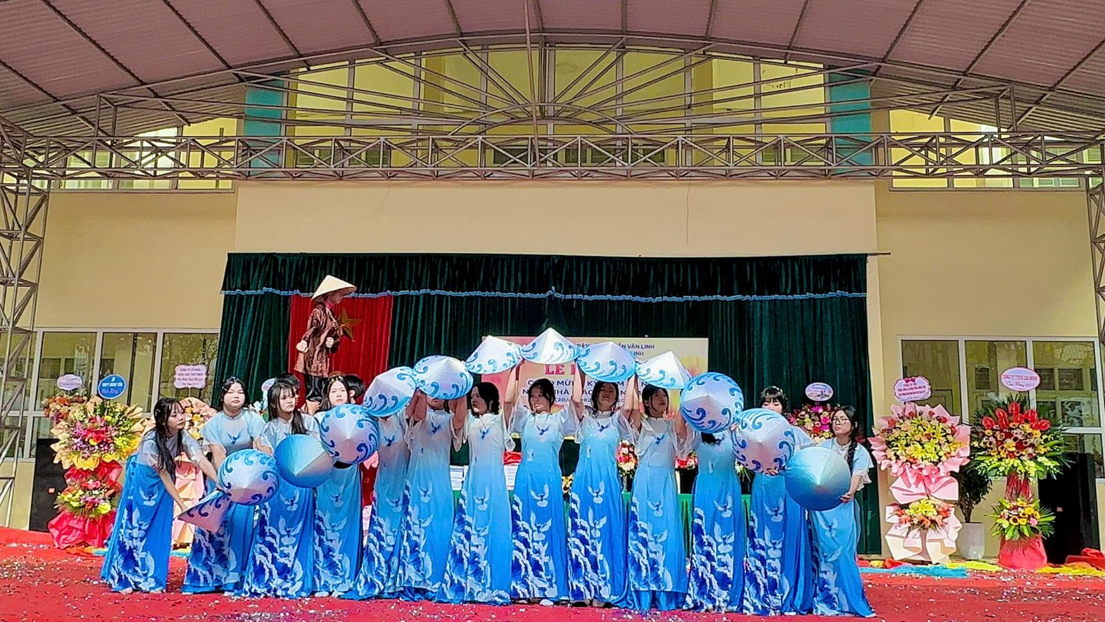 Khen thưởng phong trào “Hoa điểm tốt” và tổng kết hội thi văn nghệ chào mừng 20/11/2025