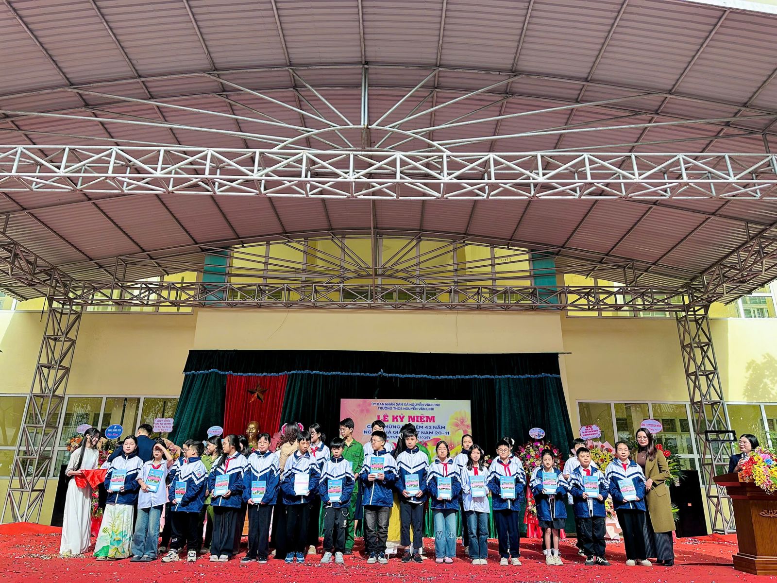 Khen thưởng phong trào “Hoa điểm tốt” và tổng kết hội thi văn nghệ chào mừng 20/11/2025